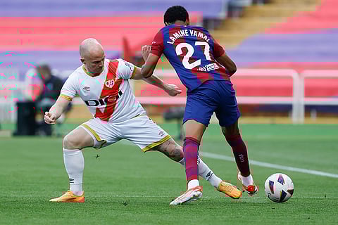 Isi Palazon challenges Lamine Yamal